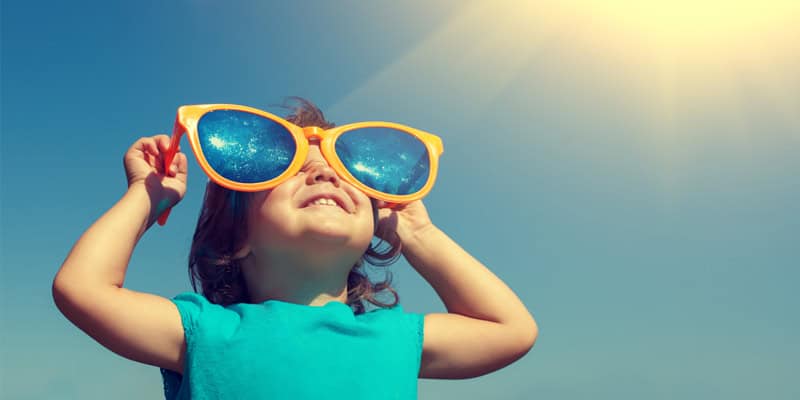 Leuchtende Projektideen zum Thema „Sonne“, Kind mit Sonnenbrille