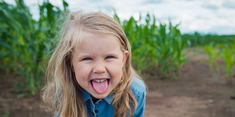 Resilienz bei Kindern fördern, Mädchen im Feld