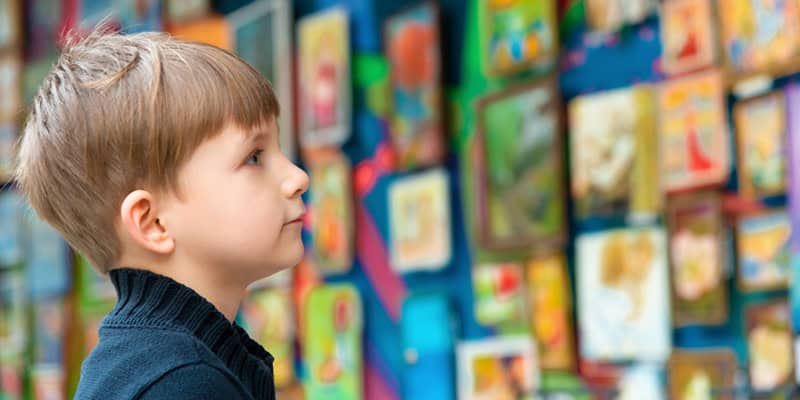 So sieht sie aus, unsere Vorschularbeit! Junge schaut Galerie an