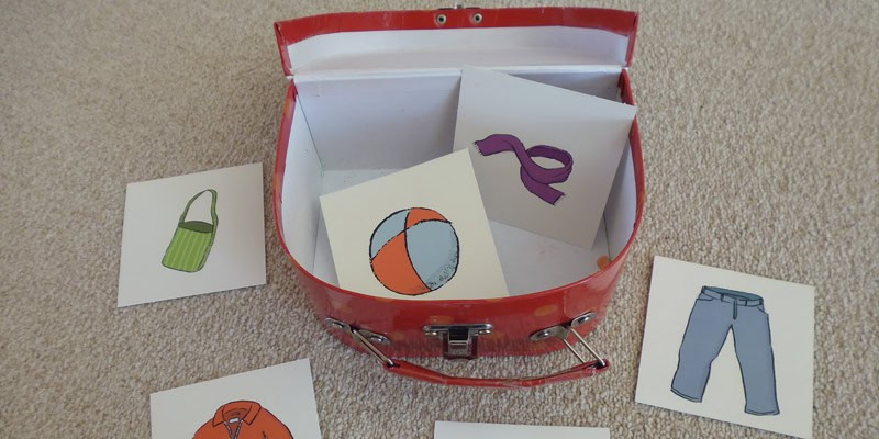 Spiele rund ums Kofferpacken, Pappkoffer mit Bildkarten