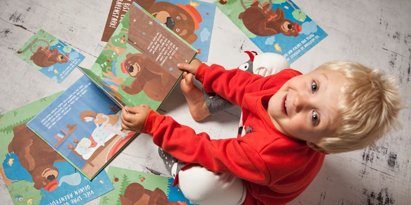 Kind mit Bilderbüchern