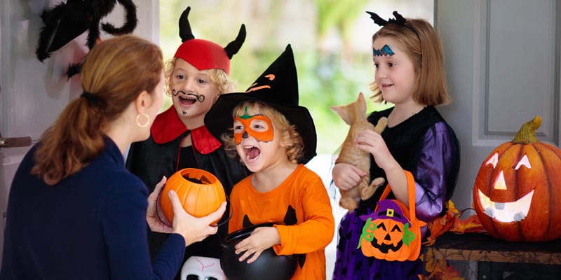 Kinder fragen verkleidet nach "Süßes oder Saures"