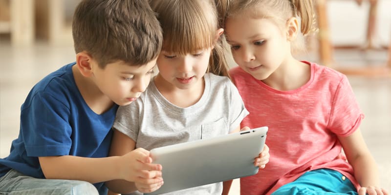 Tablets für die Kita: Die Qual der Wahl, Kinder mit Tablet