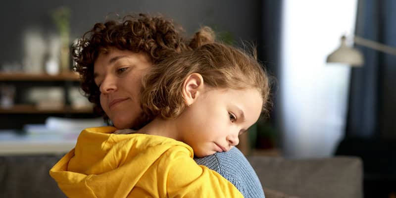 Trauerbegleitung nach Suizid eines Elternteils, Mutter umarmt Tochter