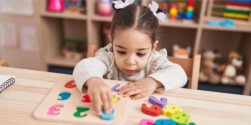 Vom Verständnis für Zahlen und Mengen, Kind legt Holzzahlen