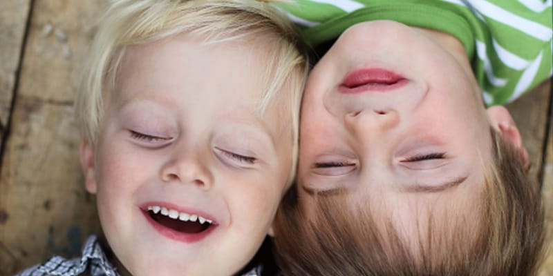 Von Langweile, Muße und Kreativität, zwei Jungs mit geschlossenen Augen