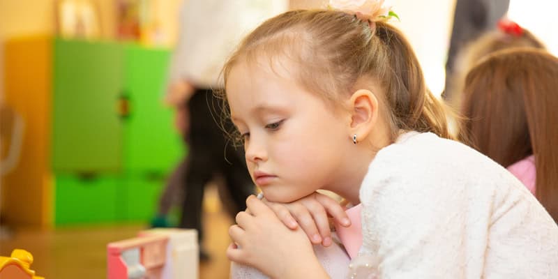 Wie sich Kitas auf einen Todesfall vorbereiten können, trauriges Mädchen in der Kita