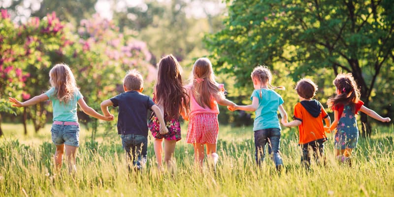 Weltkindertag, Kinder auf einer Wiese